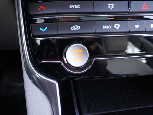 Used 2017 Jaguar XF Premium image 22