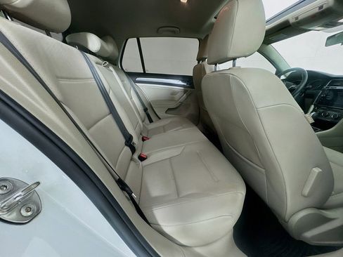 Used 2018 Volkswagen Golf SE image 34