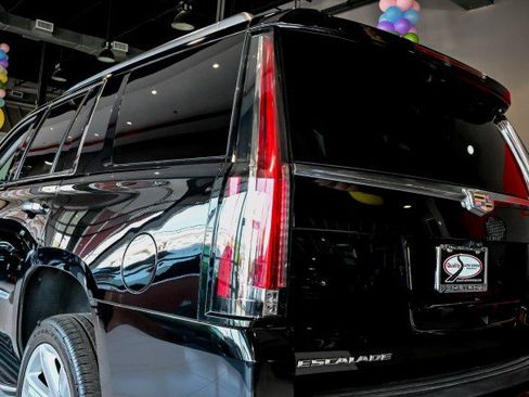 Used 2017 Cadillac Escalade Luxury AWD/4WD image 12