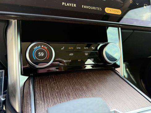 Used 2022 Land Rover Range Rover Long Wheelbase SE image 49