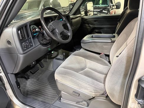 Used 2006 Chevrolet Silverado 2500 LT w/ Skid Plate Package AWD/4WD image 4
