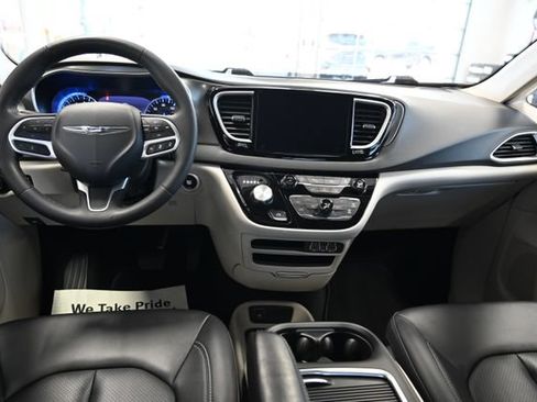 Used 2024 Chrysler Pacifica Touring-L FWD image 14