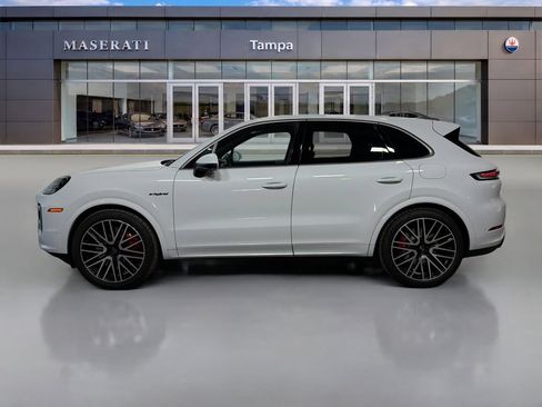 Used 2025 Porsche Cayenne Turbo AWD/4WD image 7