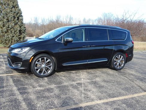 Used 2018 Chrysler Pacifica Limited w/ Tire & Wheel Group image 10