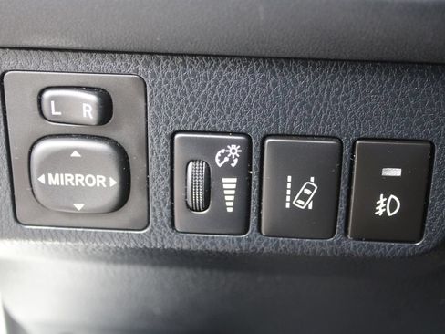 Used 2018 Toyota RAV4 LE FWD image 23