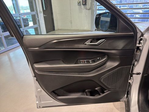 Used 2024 Jeep Grand Cherokee Altitude image 11