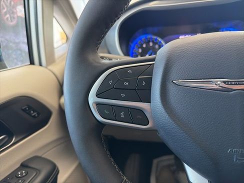 Used 2024 Chrysler Pacifica Touring-L image 34