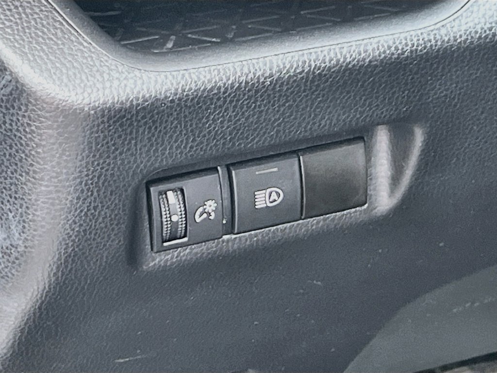 Used 2021 Toyota RAV4 LE AWD/4WD image 10