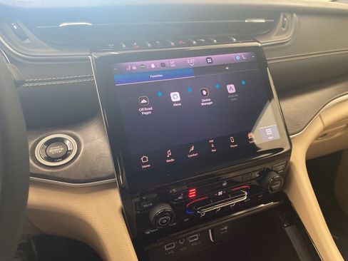 Used 2023 Jeep Grand Cherokee Limited w/ Black Appearance Package image 33