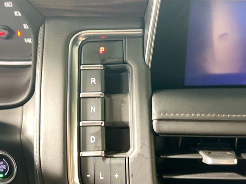 Used 2021 Chevrolet Tahoe Z71 w/ Z71 Signature Package AWD/4WD image 25