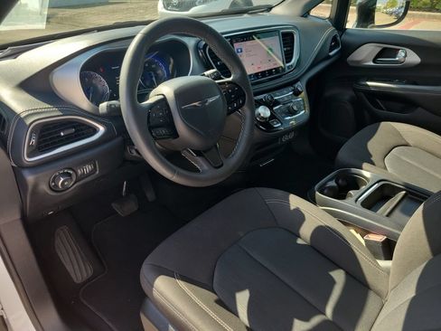Used 2024 Chrysler Pacifica Touring FWD image 13