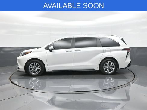 Used 2024 Toyota Sienna Platinum AWD/4WD image 4