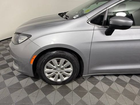 Used 2018 Chrysler Pacifica L FWD image 12