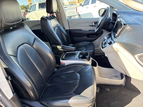 Used 2022 Chrysler Pacifica Touring-L image 24