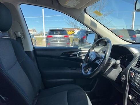 Used 2017 Nissan Pathfinder SV image 37