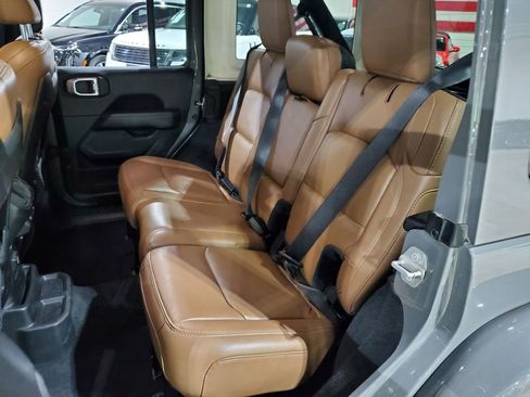 Used 2021 Jeep Wrangler Unlimited Rubicon w/ Cold Weather Group AWD/4WD image 24