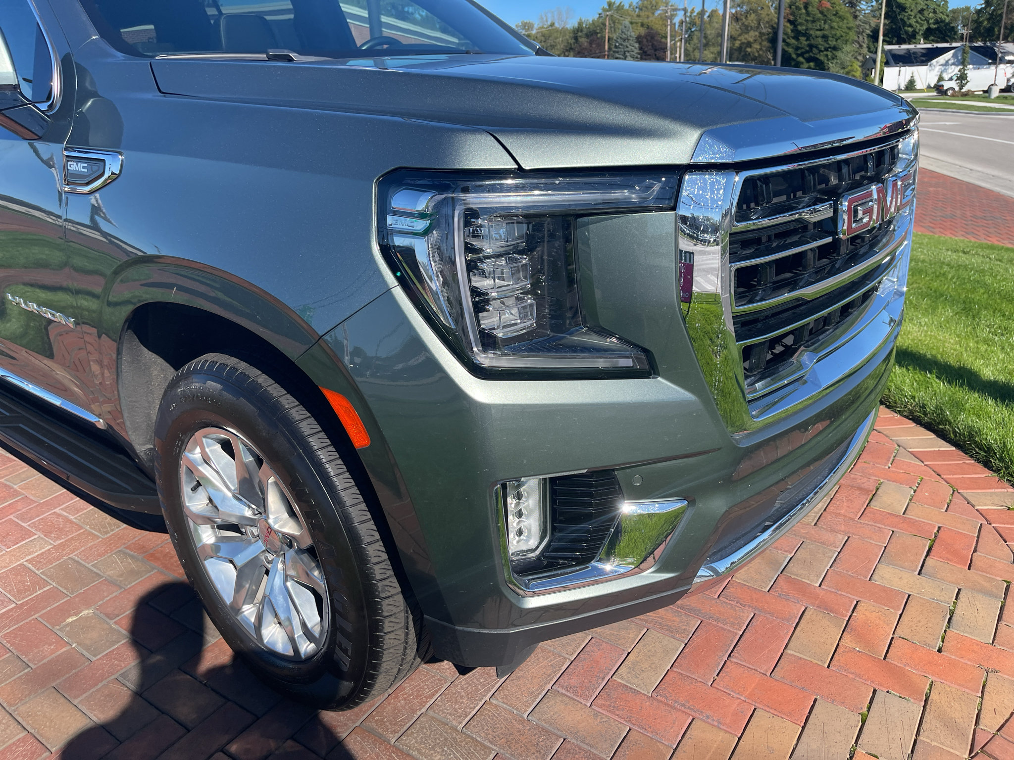 Used 2023 GMC Yukon XL SLT w/ SLT Luxury Package AWD/4WD image 4
