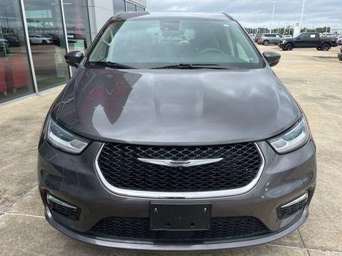 Used 2023 Chrysler Pacifica Touring-L FWD image 6