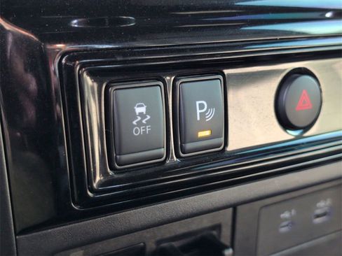 Used 2024 Nissan Titan SV w/ SV Convenience Package image 18