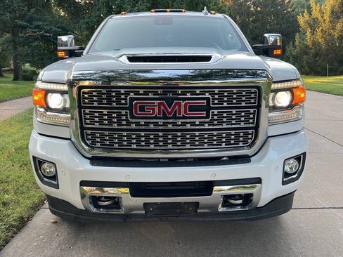 Used 2019 GMC Sierra 2500 Denali w/ Duramax Plus Package AWD/4WD image 4