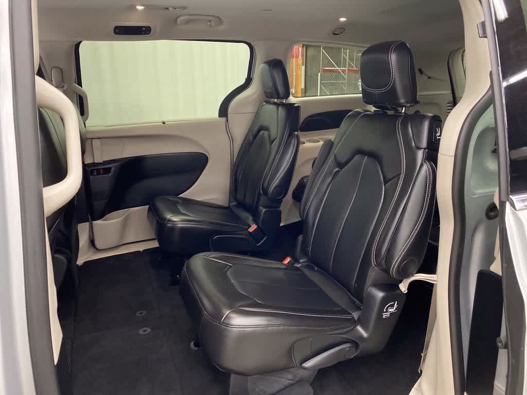 Used 2024 Chrysler Pacifica Touring-L FWD image 15