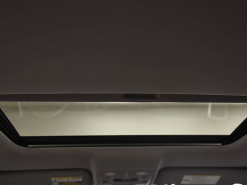 Used 2018 Toyota Highlander image 23