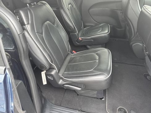 Used 2025 Chrysler Pacifica Limited image 15