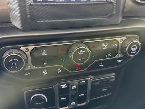 Used 2021 Jeep Wrangler Unlimited Sahara AWD/4WD image 19