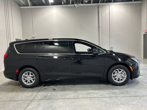 New 2027 Chrysler Pacifica Select FWD image 5