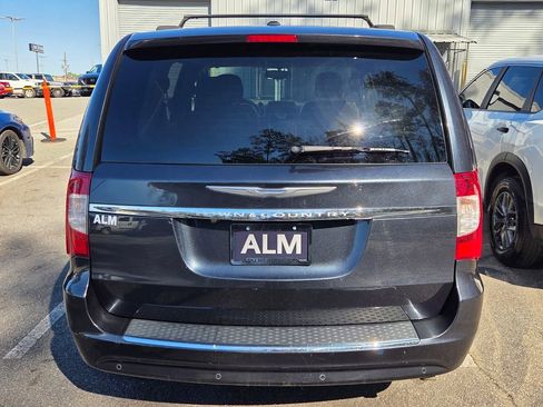 Used 2014 Chrysler Town & Country Touring image 7