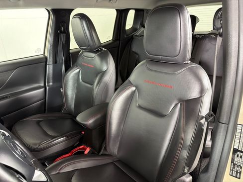 Used 2016 Jeep Renegade Trailhawk w/ Premium Trailhawk Package AWD/4WD image 13