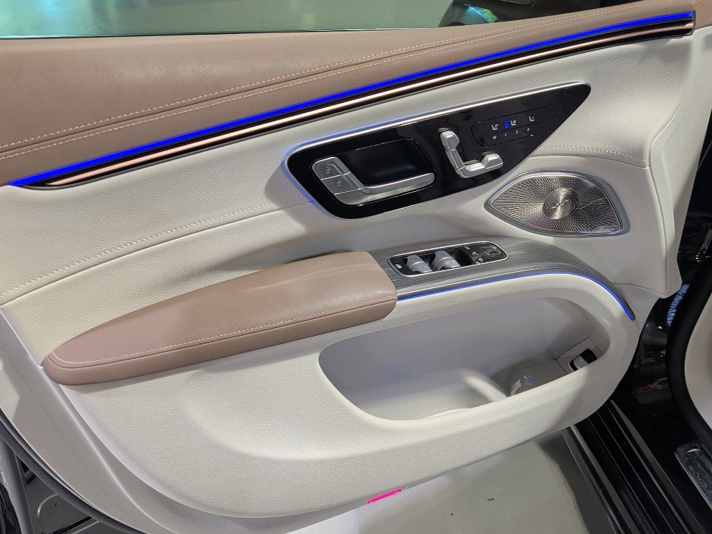 Used 2023 Mercedes-Benz EQS 580 4MATIC SUV image 16