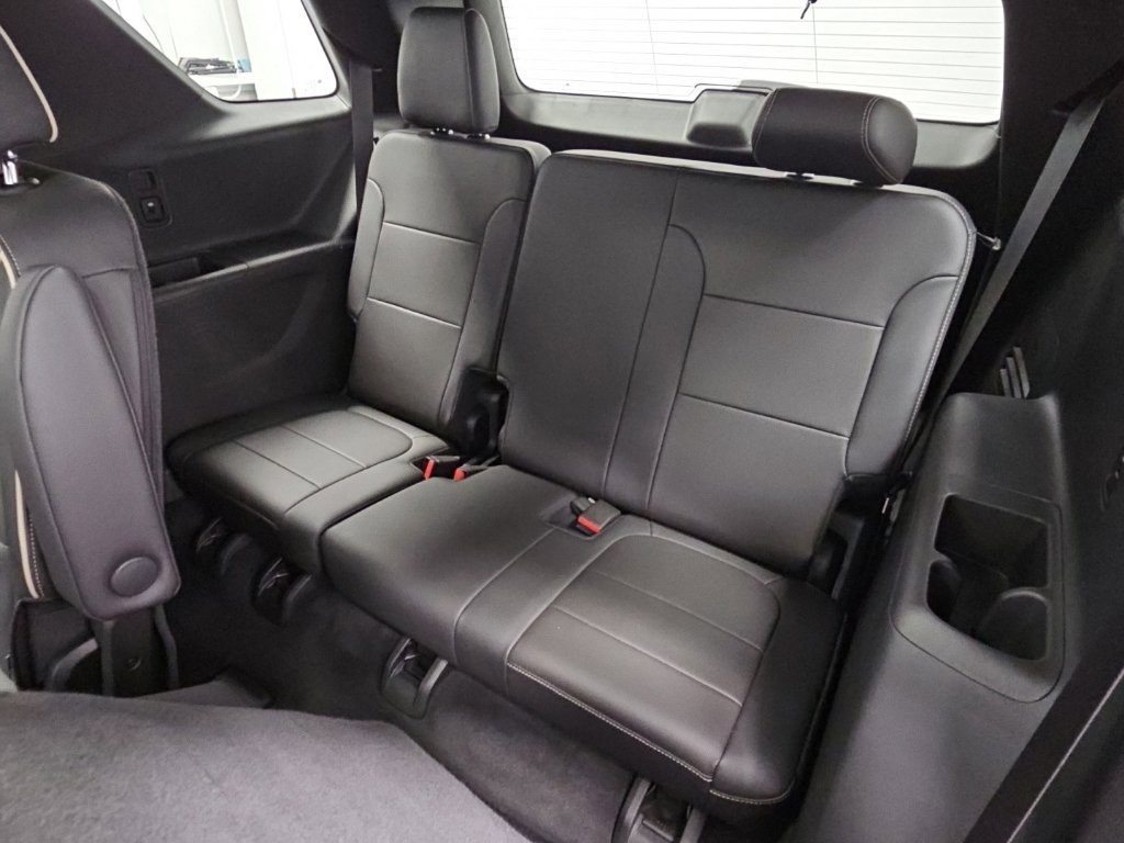 Used 2023 Chevrolet Traverse Premier FWD image 37