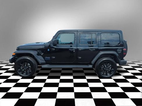 Used 2025 Jeep Wrangler Unlimited Sahara AWD/4WD image 4