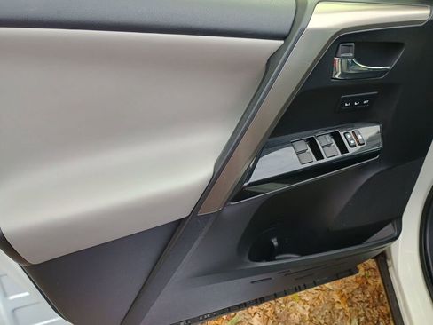 Used 2018 Toyota RAV4 Limited image 10