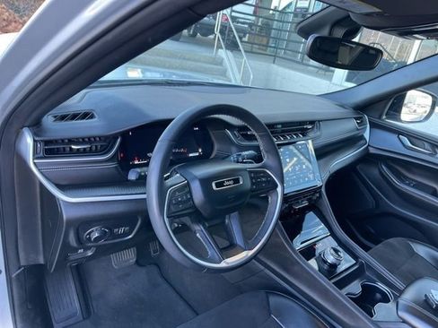 Used 2024 Jeep Grand Cherokee L Altitude image 8