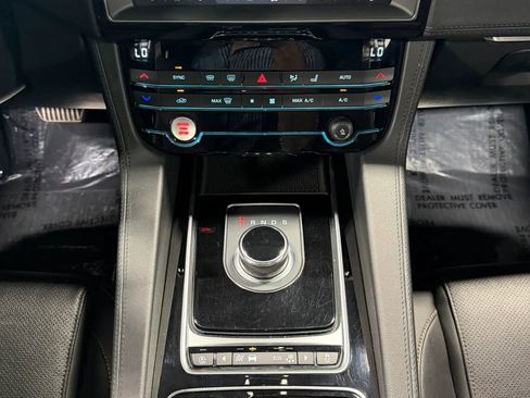 Used 2019 Jaguar F-PACE Prestige AWD/4WD image 3