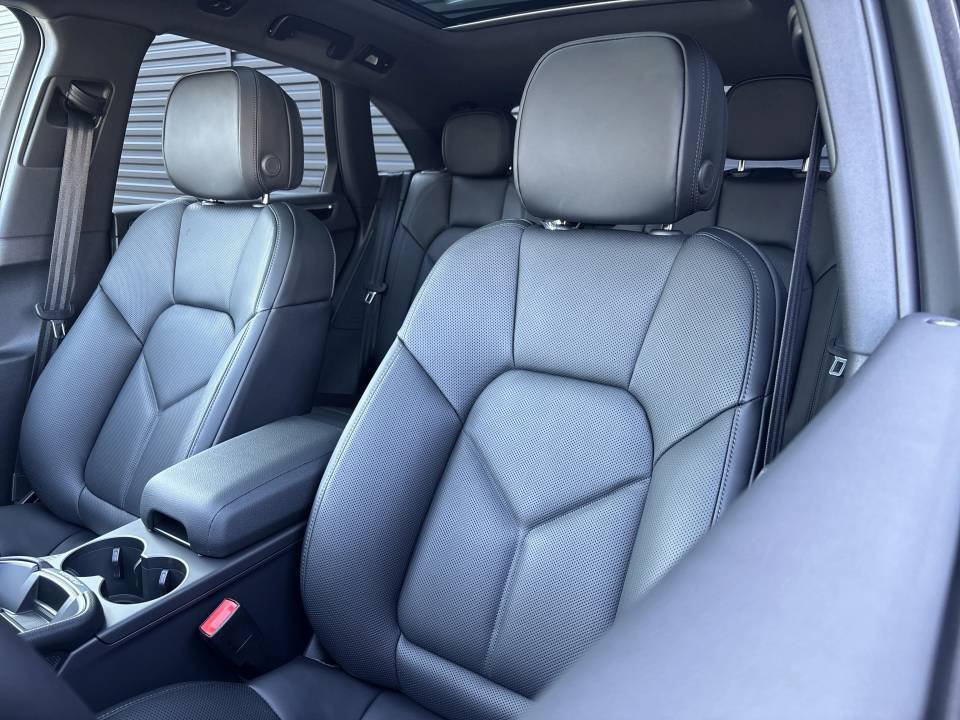 Certified 2026 Porsche Macan AWD/4WD image 11