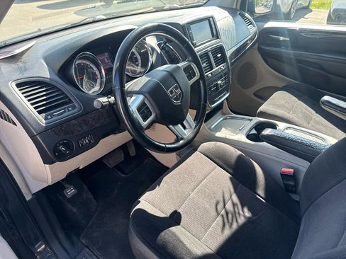 Used 2011 Dodge Grand Caravan Crew w/ Entertainment Group 1 FWD image 9