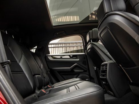 Certified 2024 Porsche Cayenne Coupe AWD/4WD image 40