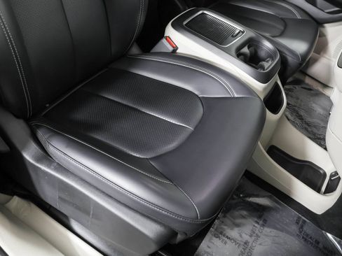 Used 2023 Chrysler Pacifica Touring-L FWD image 45