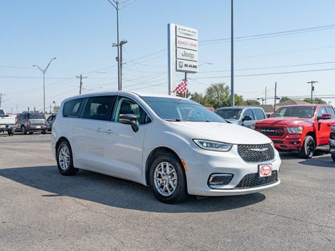 Used 2024 Chrysler Pacifica Touring-L FWD image 7