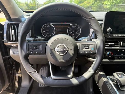 Used 2024 Nissan Pathfinder SV w/ SV Premium Package AWD/4WD image 17