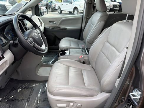 Used 2019 Toyota Sienna XLE image 14