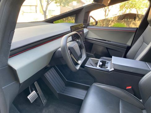 Used 2025 Tesla Cybertruck AWD Crew Cab image 27
