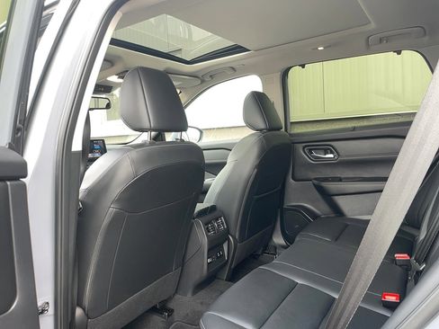 Used 2025 Nissan Rogue SL w/ Tech Package AWD/4WD image 18