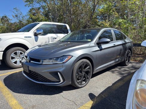 Used 2025 Volkswagen Jetta SE image 1