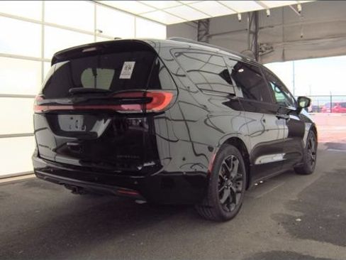 Used 2024 Chrysler Pacifica Limited w/ S Appearance Package FWD image 5