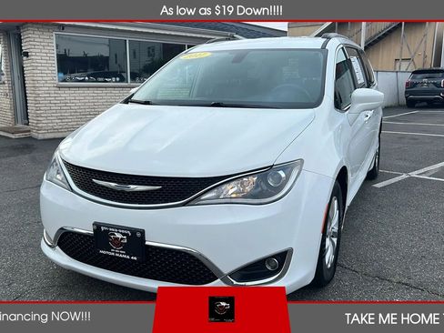 Used 2017 Chrysler Pacifica Touring-L FWD image 1