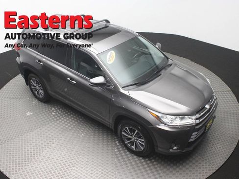 Used 2019 Toyota Highlander XLE AWD/4WD image 3